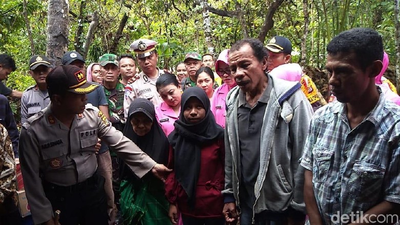 Polisi Santuni Keluarga Korban yang Dimakan Ular Piton Polisi Santuni Keluarga Korban yang Dimakan Ular Piton