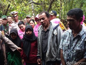 Polisi Santuni Keluarga Korban yang Dimakan Ular Piton