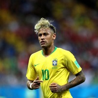 Pemain andalan timnas Brasil, Neymar, bisa dibilang sebagai bintang sepakbola yang suka bereksperimen dengan gaya rambutnya. Saat menghadapi Swiss, Neymar mencuri atensi dengan potongan undercut yang diwarnai pirang. Foto: Getty Images