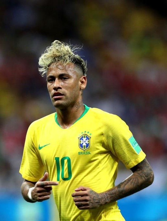 Pemain andalan timnas Brasil, Neymar, bisa dibilang sebagai bintang sepakbola yang suka bereksperimen dengan gaya rambutnya. Saat menghadapi Swiss, Neymar mencuri atensi dengan potongan undercut yang diwarnai pirang. Foto: Getty Images