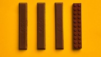  Hayoo tebak, mana irisan cokelat kit-kat yang asli, dan mana irisan lego cokelat? Foto: Jaime Shancez