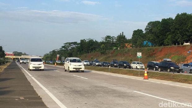 One way diberlakukan di KM 102 Tol Cipali ke arah Jakarta, Selasa (19/6/2018