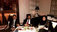  Rayakan pergantian tahun. Prananda memilih makan malam denan gaya klasik bersama sang ayah, Surya Paloh berserta sang ibu tercinta. Foto: Instagram @pranandapaloh
