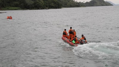 Foto: Proses Pencarian Korban Kapal Tenggelam di Danau Toba