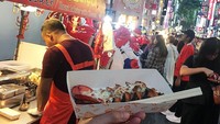 Di antara momen liburannya, Chacha juga menyempatkan diri untuk mencicipi makanan jalanan Korea yang enak sekali.  Foto: Instagram/ chachafrederica