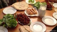 Calon pemain Juventus ini sepertinya pecinta sajian khas Turki. Kali ini ia melahap Cigkofte saat berada di Frankfurt, Jerman. Foto: Instagram ec2323