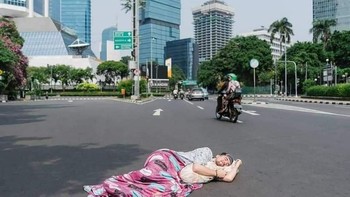 Gaya dulu lah di tengah jalanan yang kosong melompong. Foto: Facebook/Gilak&Unik
