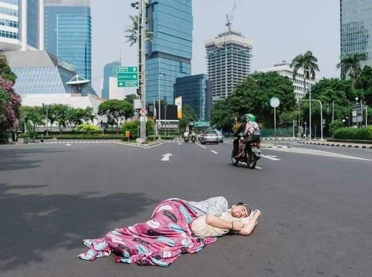 Potret Kocak Ketika Jakarta Sepi Melompong