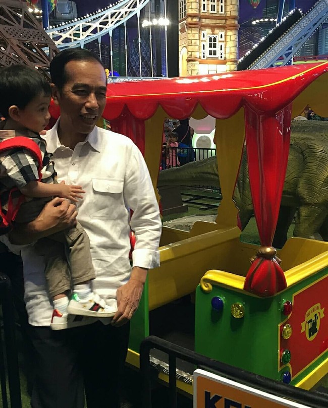 Saat liburan bersama sang kakek, beberapa waktu silam, Jan Ethes tampil modis memakai kemeja Burberry dengan celana berwarna senada, serta sneakers putih Gucci. Di situs belanja Yoox, kemeja Burberry dibanderol Rp 1,8 jutaan. Sementara di situs Farfetch, sneakersnya seharga Rp 4,8 jutaan. Foto: Instagram