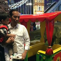 Saat liburan bersama sang kakek, beberapa waktu silam, Jan Ethes tampil modis memakai kemeja Burberry dengan celana berwarna senada, serta sneakers putih Gucci. Di situs belanja Yoox, kemeja Burberry dibanderol Rp 1,8 jutaan. Sementara di situs Farfetch, sneakersnya seharga Rp 4,8 jutaan. Foto: Instagram