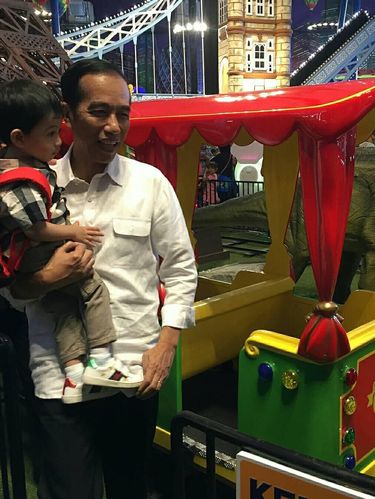 Ayah Sukses Jual Martabak, Ini Gaya Cucu Jokowi Bersepatu Gucci Rp 4,8 Juta
