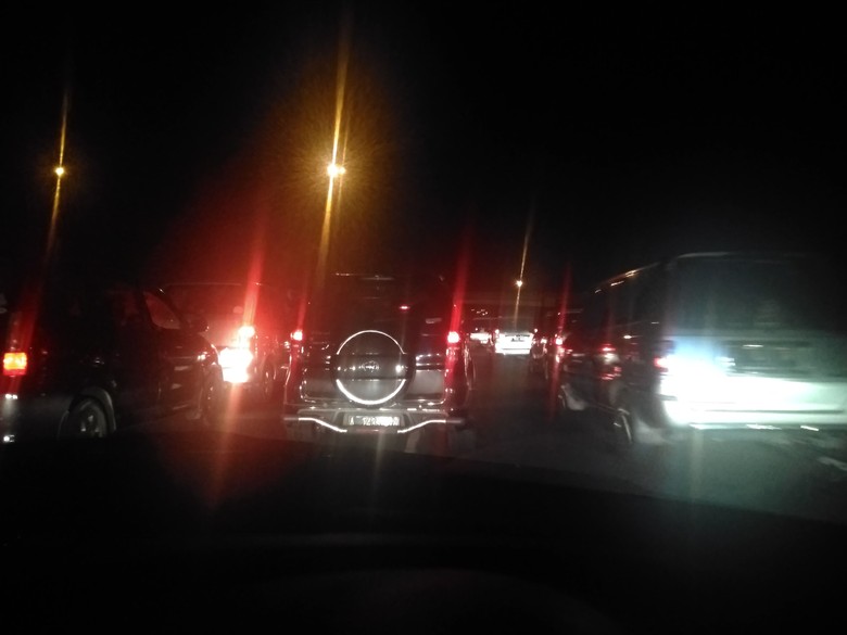 Cerita Felix Tempuh 1 Km dalam 30 Menit di Tol Arah Jakarta Cerita Felix Tempuh 1 Km dalam 30 Menit di Tol Arah Jakarta