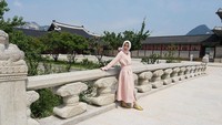 Pose Chaca di depan Istana Gyeongbokgung yang dibangun tahun 1395 silam. Foto: Instagram/ chachafrederica