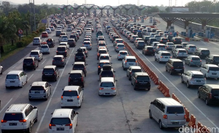 Sistem satu arah (one way) yang diterapkan untuk arus balik di Tol Cipali. Penumpukan kendaraan terjadi di gerbang tol Palimanan.