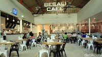 Apabila lapar atau haus, tersedia juga sejumlah pilihan cafe dan rumah makan di dalam De Tjolomadoe. Beberapa di antaranya adalah Tjolo Koffie dan Besali Cafe (Randy/detikTravel)