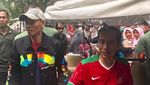 Foto: Saat Jokowi Beri Jaket Asian Games ke Warga di Bogor