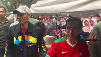 Bangga sekali saya. Baru ke Kebun Raya tadi dikasih itu (jaket), ucap pria asal Cibinong ini. (Foto: Kris - Biro Pers Setpres)