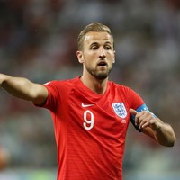 Harry Kane, sang kapten kesebelasan Inggris saat melawan Tunisia di Piala Dunia 2018, lebih memilih tatanan rambut klimis dan rapi berbelahan pinggir. Sangat khas pria British. Hanya cukup pakai hair wax atau gel untuk menciptakan rambut bergaya klasiknya. Foto: Getty Images