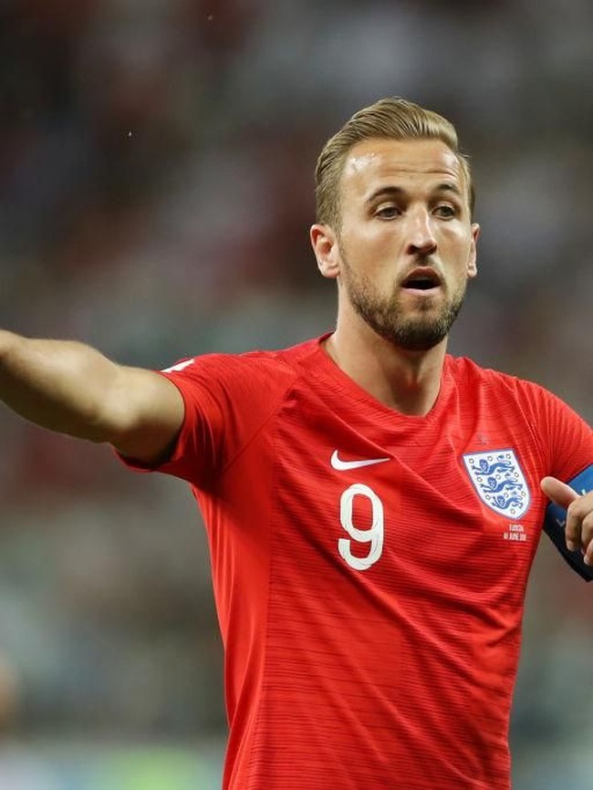 Harry Kane, sang kapten kesebelasan Inggris saat melawan Tunisia di Piala Dunia 2018, lebih memilih tatanan rambut klimis dan rapi berbelahan pinggir. Sangat khas pria British. Hanya cukup pakai hair wax atau gel untuk menciptakan rambut bergaya klasiknya. Foto: Getty Images
