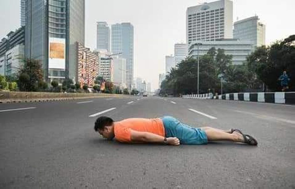 Potret Kocak Ketika Jakarta Sepi Melompong