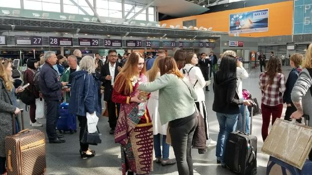 Para mahasiswa universitas Tarash Shenvchenko memakai pakaian adat