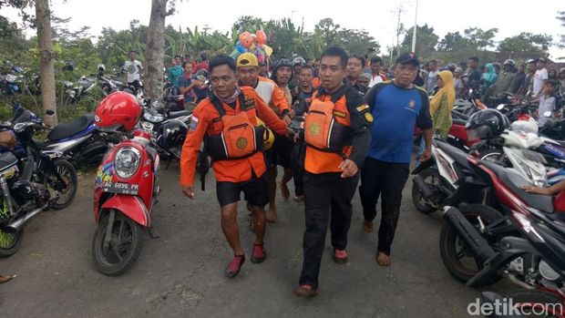 Evakuasi jasad Dafit (Foto: Erliana Riady)