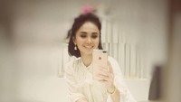 Yuni Shara juga menjadi perhatian. Di usianya yang hampir setengah abad, dirinya masih terlihat awet muda. Foto: Instagram/ @yunishara36