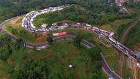 Akibatnya sebagian pemudik dialihkan melalui jalur selatan Garut. ANTARA FOTO/Adeng Bustomi.