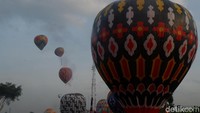 Upaya ini dilakukan salah satu cara untuk memberikan sosialisasi kepada warga agar menerbangkan balon udara yang lebih aman. Sebabnya, balon udara ini kerap mengganggu jalur penerbangan pesawat terbang. (Uje Hartono/detikTravel)