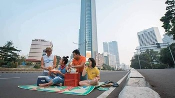 Jarang-jarang kan bisa piknik di Jakarta seperti ini. Foto: Facebook/Gilak&Unik