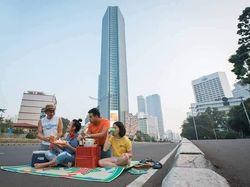 Potret Kocak Ketika Jakarta Sepi Melompong