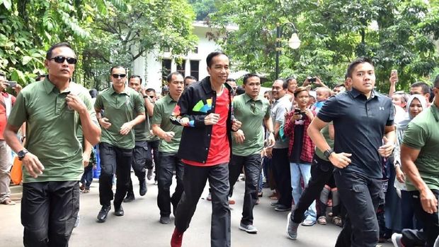 Jokowi memakai jaket Asian Games 2018