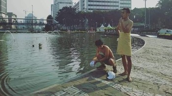 Mandi di Bundaran HI. Foto: Facebook/Gilak&Unik