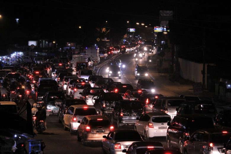 Puncak Arus Balik, Jalur Nagreg Arah Bandung Macet Puncak Arus Balik, Jalur Nagreg Arah Bandung Macet