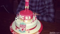Kue bertema Liverpool jadi kue ulang tahun Emre ke 23. Thanks everyone for the birthday wishes! And a special thank to my bro @cnyt12 for the cake! tulis Emre. Foto: Instagram ec2323