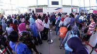 PT ASDP Bakauheni pada H+4 mencatat sudah 21.030 penumpang pejalan kaki yang sudah melakukan penyeberangan menuju pelabuhan Merak Banten, diperkirakan puncak arus balik di pelabuhan Bakauheni terjadi pada 20-21 Juni 2018. ANTARA FOTO/Ardiansyah.