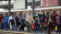 Pemudik tiba di Stasiun Bekasi.