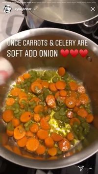 Kylie Jenner Tunjukan Keahlian Memasak Sup Matzo di Instagram