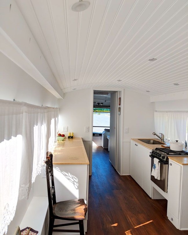 Area dapur, lengkap dengan kitchen set dan meja makan serta kursi. Foto: Dok. Bored Panda