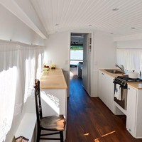 Area dapur, lengkap dengan kitchen set dan meja makan serta kursi. Foto: Dok. Bored Panda