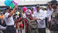 Menteri Perhubungan Budi Karya Sumadi menyambut pemudik.