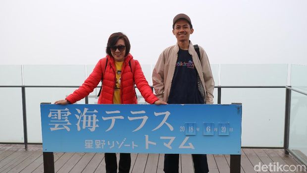 Martha dan Wahyu di jalan-jalan di Hokkaido