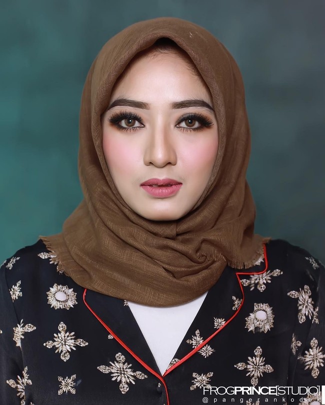 Selain berbisnis, wanita asal Bandung ini aktif menjadi selebgram atau influencer di media sosial. Ia sering mengunggah foto-foto kreasi make up hingga gaya hijab di akun Instagram-nya @maulahr. Kini ia sudah punya lebih dari 20 ribu pengikut di Instagram. Foto: Instagram/MaulaHr