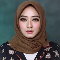 Selain berbisnis, wanita asal Bandung ini aktif menjadi selebgram atau influencer di media sosial. Ia sering mengunggah foto-foto kreasi make up hingga gaya hijab di akun Instagram-nya @maulahr. Kini ia sudah punya lebih dari 20 ribu pengikut di Instagram. Foto: Instagram/MaulaHr