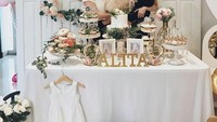 Bersama dengan Alice Norin, Mikaila pun tampak seru berfoto dengan si kecil Arupalaka dan Alita ditambah dengan aneka kue-kue cantik. Foto: Instagram @mikailapatritz