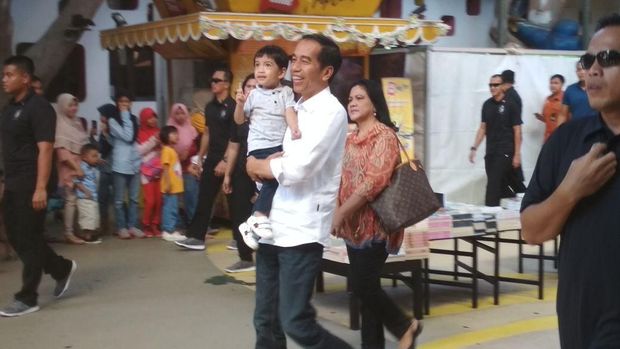 Presiden Jokowi ajak cucu main ke JungleLand