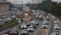 Jasa Marga mengimbau seluruh pengguna jalan selalu berhati-hati dalam berkendara, mematuhi rambu-rambu, dan mengikuti arahan petugas di lapangan.