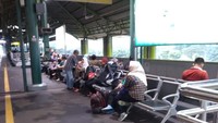 Terlihat para calon penumpang sudah menunggu kereta yang akan mengantarkannya ke kota tujuan (Foto: Reza Febrian/pembaca)