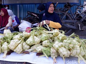 Saat Pedagang Janur Panen Rezeki di Hari Lebaran Ketupat