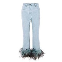 Jeans simpel dengan aksen quirky berupa bulu-bulu rumbai pada bagian hem bawah ini merupakan keluaran brand Prada. Untuk memilikinya, kamu harus merogoh kocek hingga Rp 21 jutaan. Foto: Dok. Preview